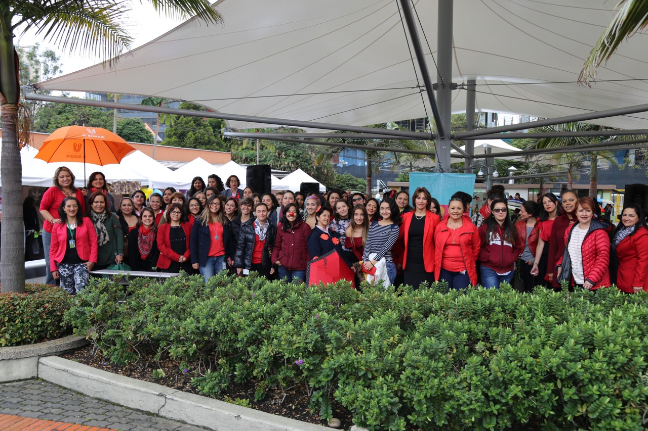 Mujeres de la Universidad El Bosque de rojo en el Día Internacional de la Mujer