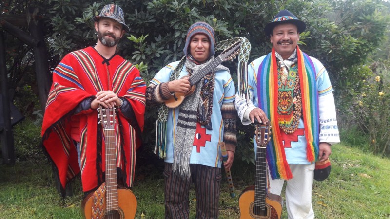 El profesor de El Bosque que realiza encuentros musicales con indígenas