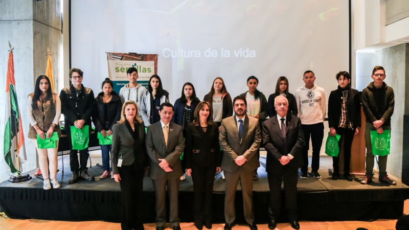 Segundo grupo de estudiantes recibió becas otorgadas con recursos obtenidos a través del Programa Semillas