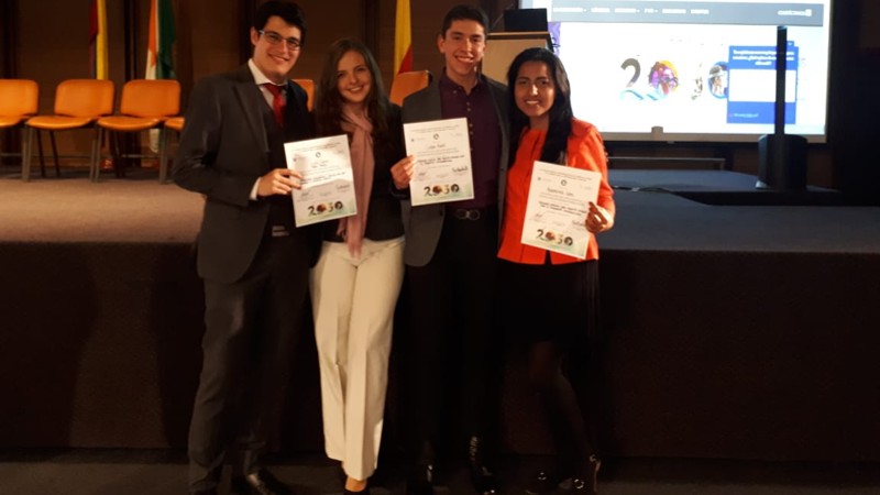 Estudiantes de semillero de investigación fueron premiados por su ponencia en AUALCPI