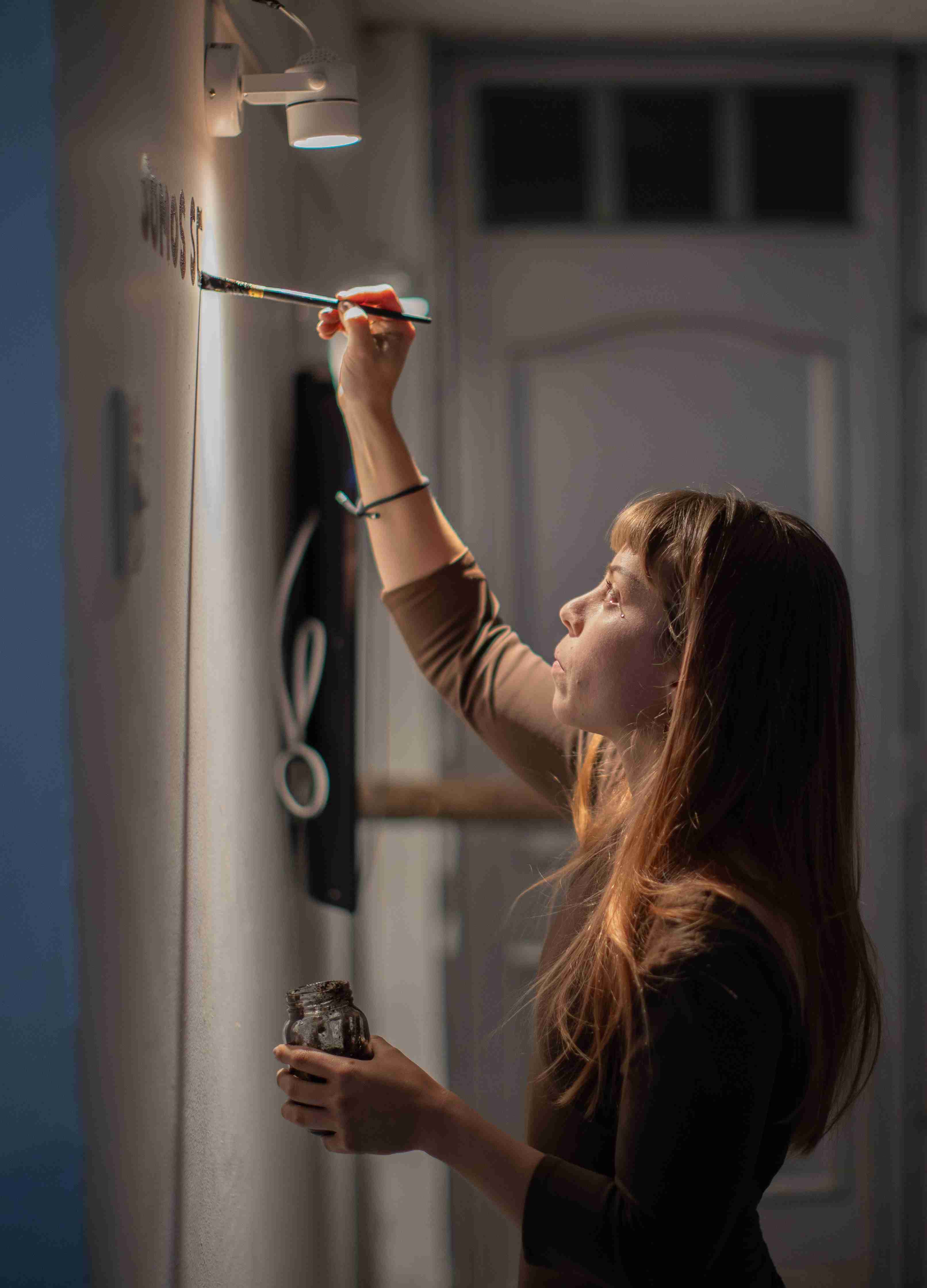 Mujer concentada pintando 