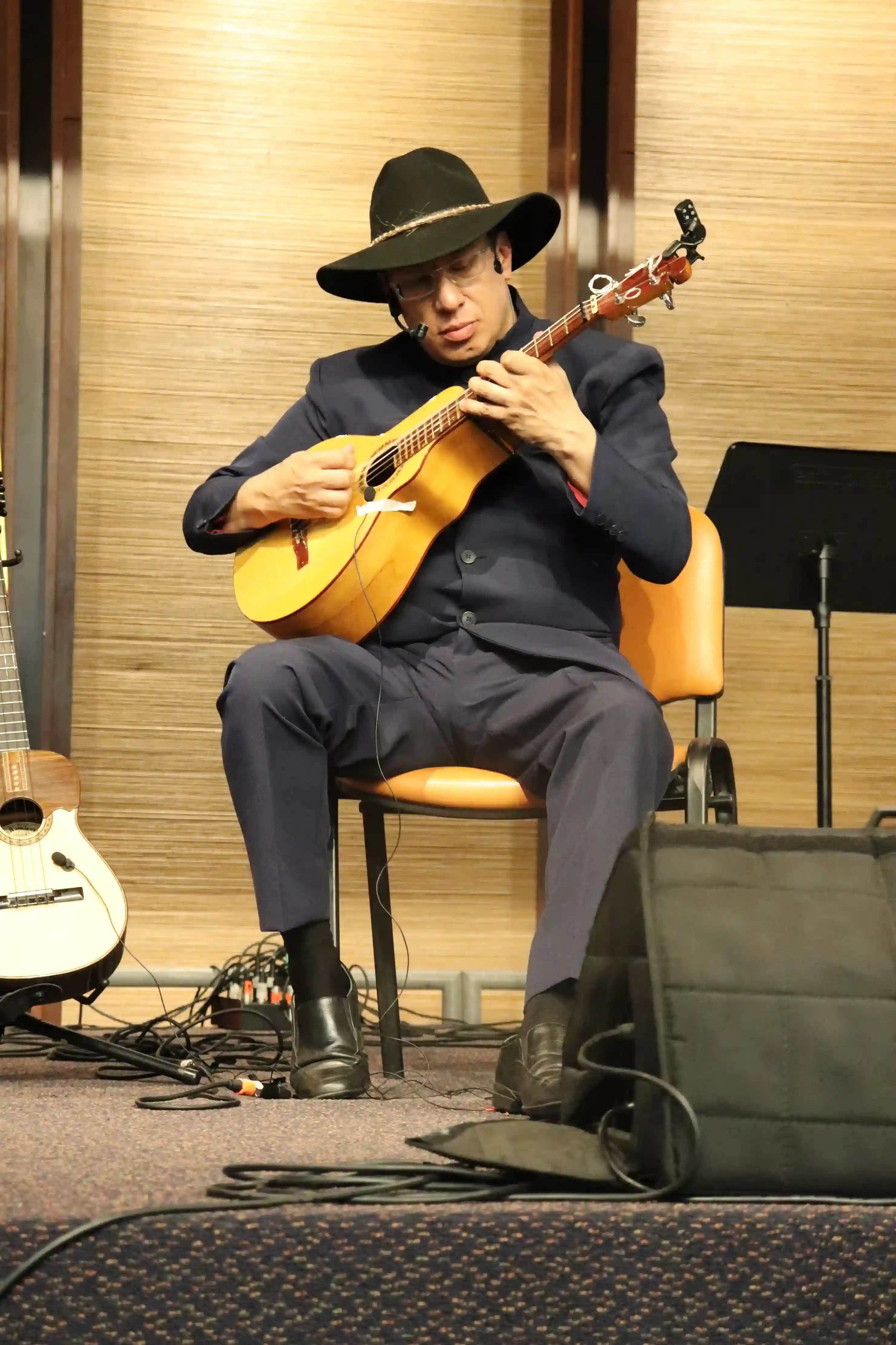 Hombre tocando la guitarra 