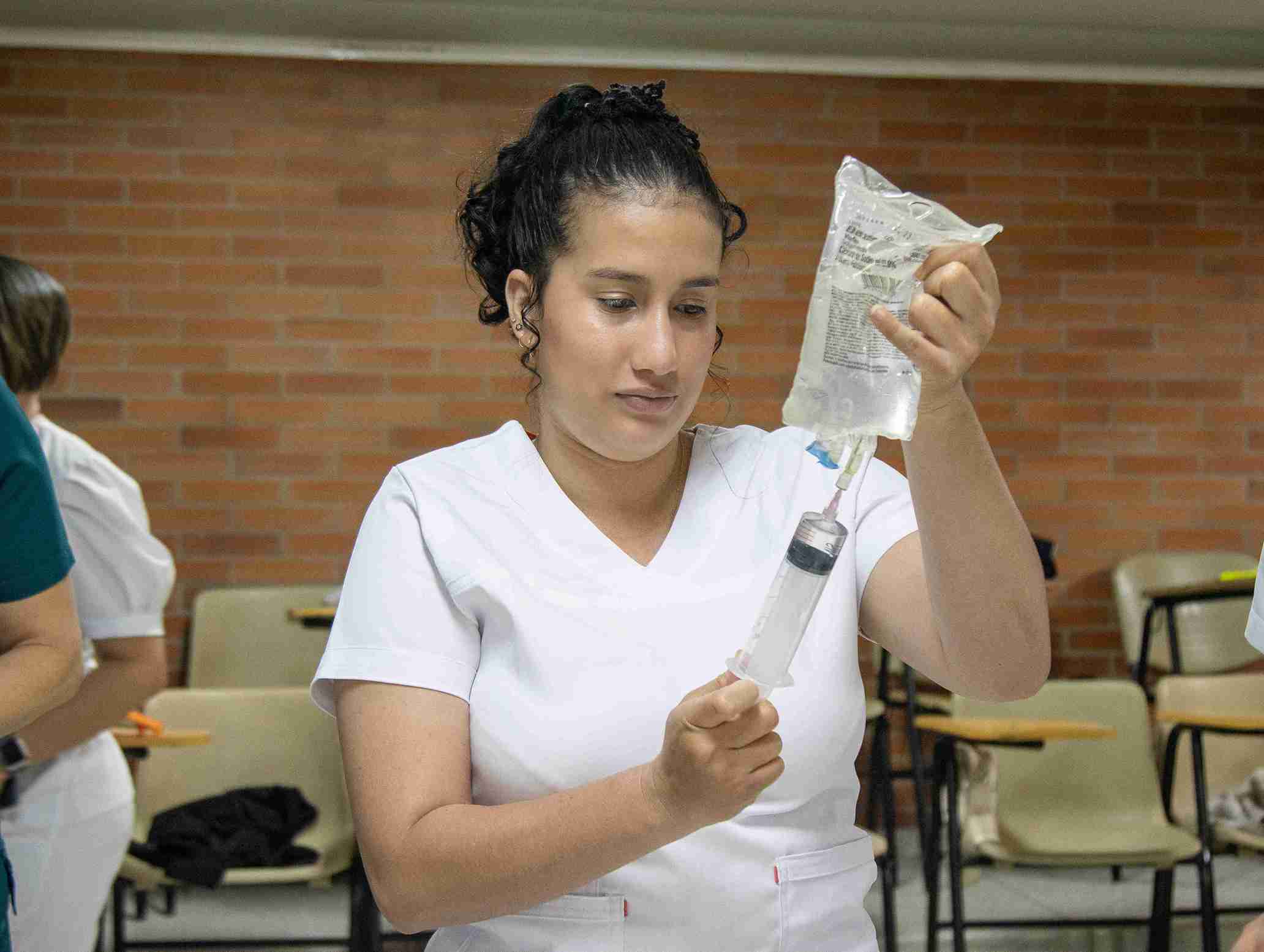 Mujer con una bolsa en la mano, mostrando una expresión de satisfacción y mirando hacia el frente.