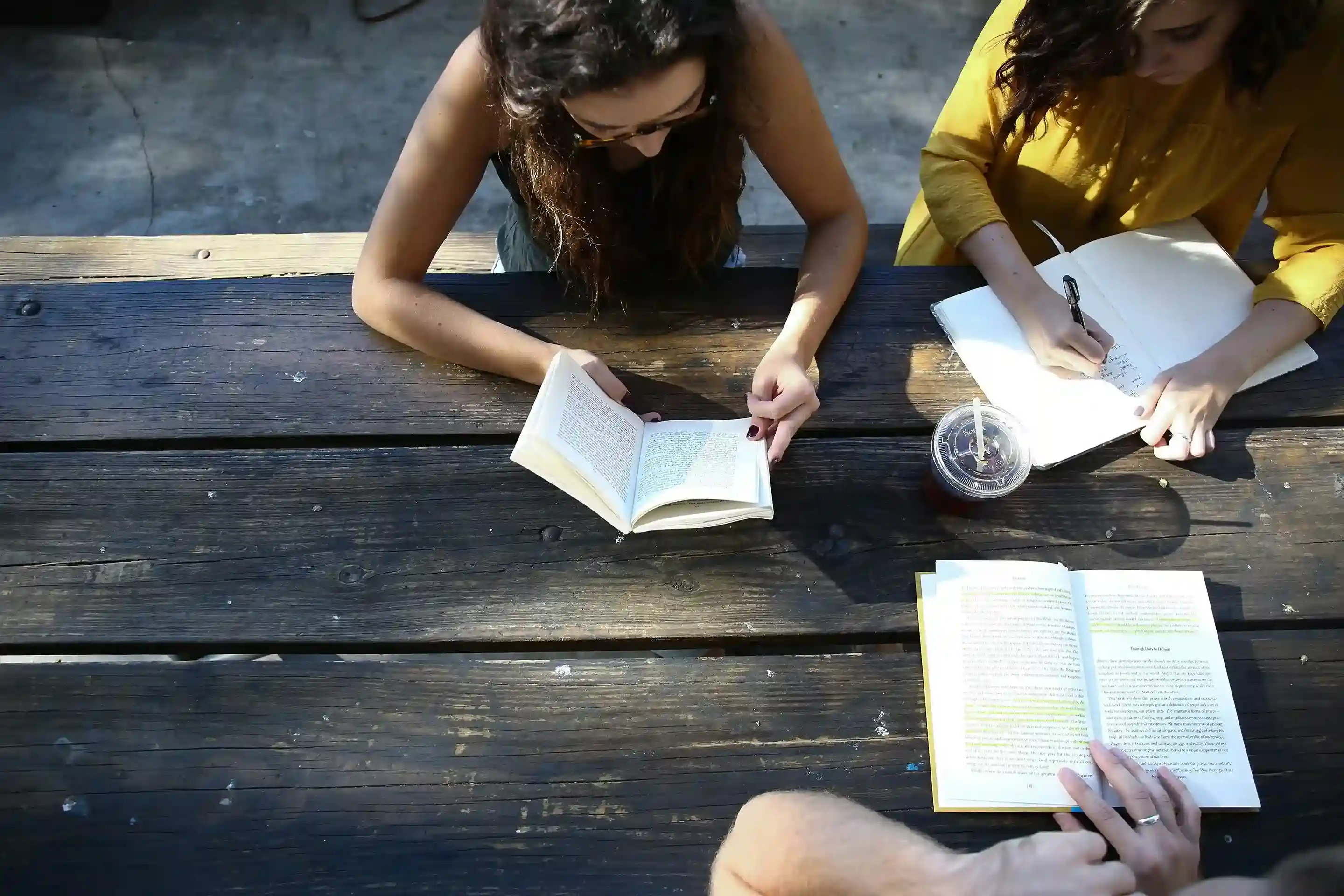 Tres mujeres con sus libros leyendo 
