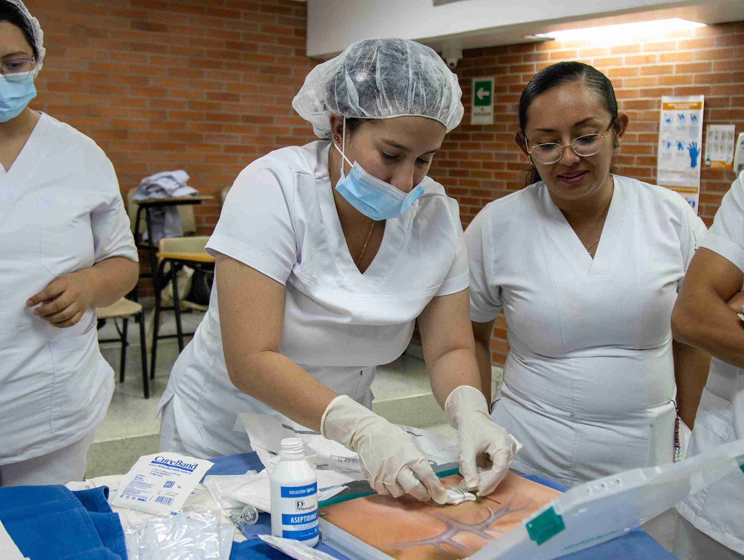 Un grupo de enfermeras colaborando en el funcionamiento de un dispositivo médico.