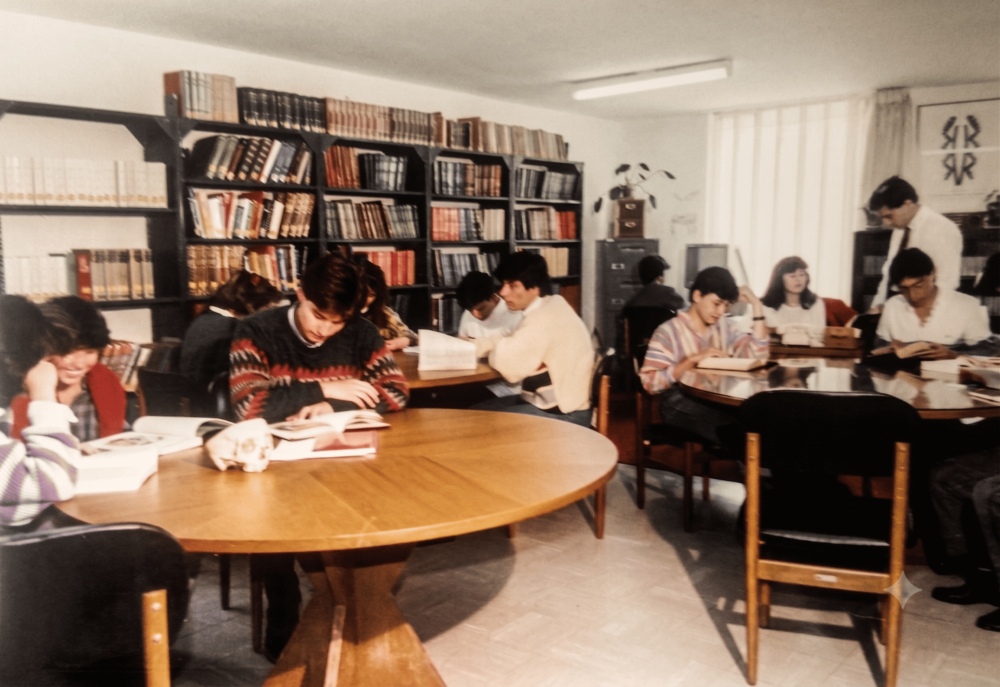 Imagen de la biblioteca de la Universidad El Bosque en los años 90