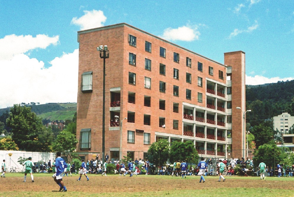 Imagen de instalaciones de la Universidad El Bosque en los años 90