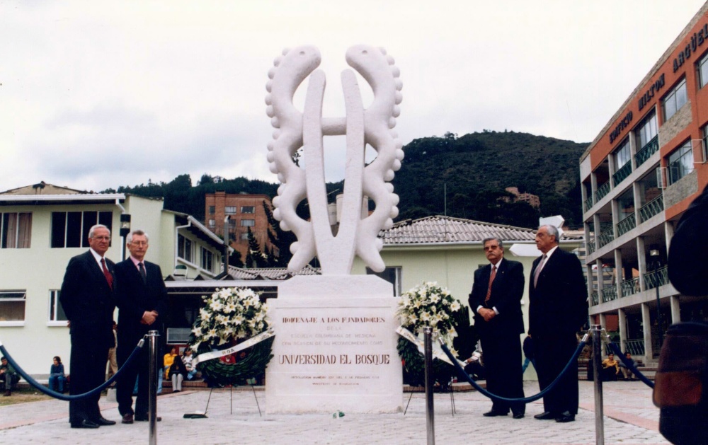 Imagen de los fundadores de la Universidad El Bosque en la inauguración de la estatua de la serpiente