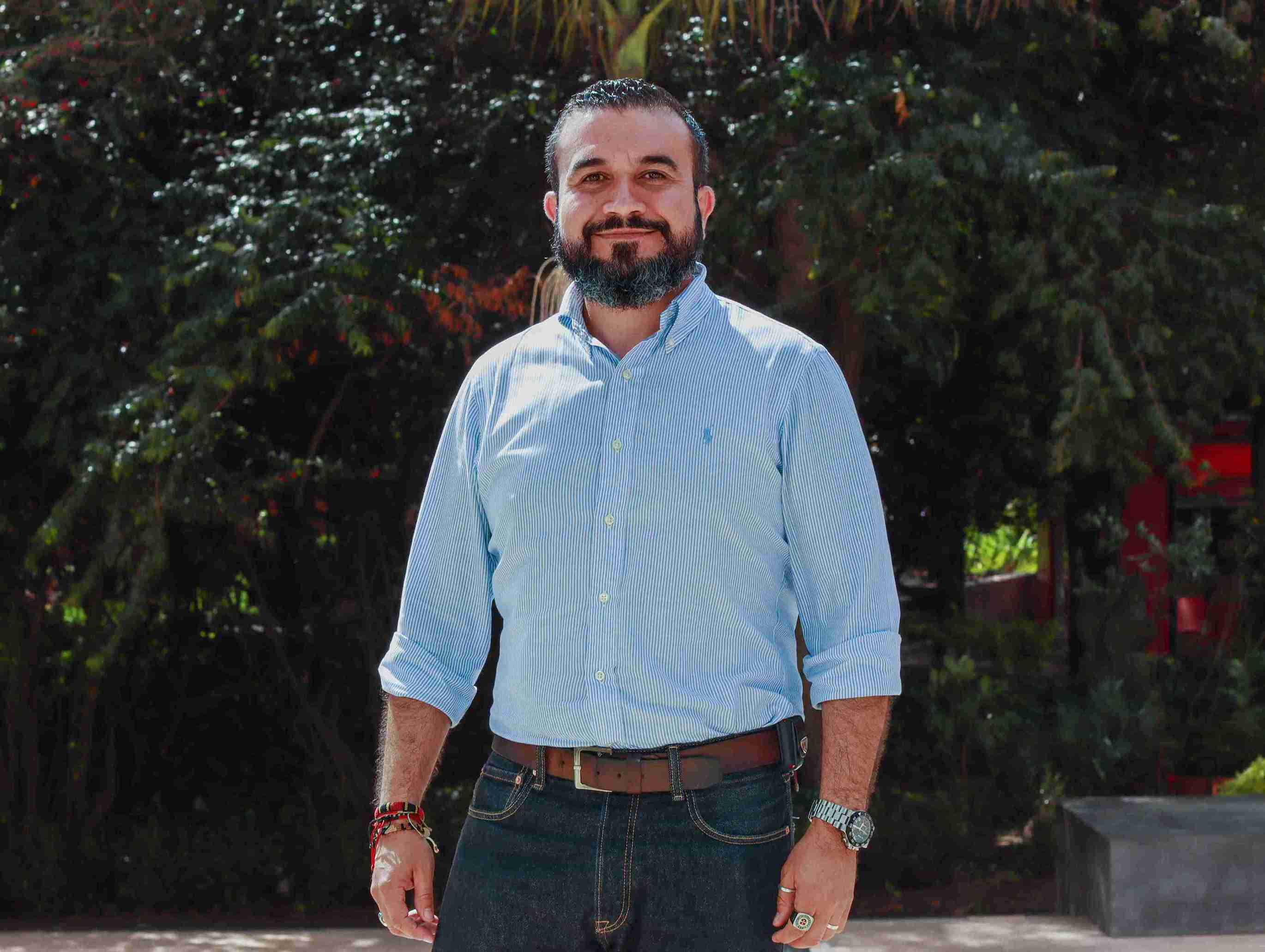 Dr. Camilo González