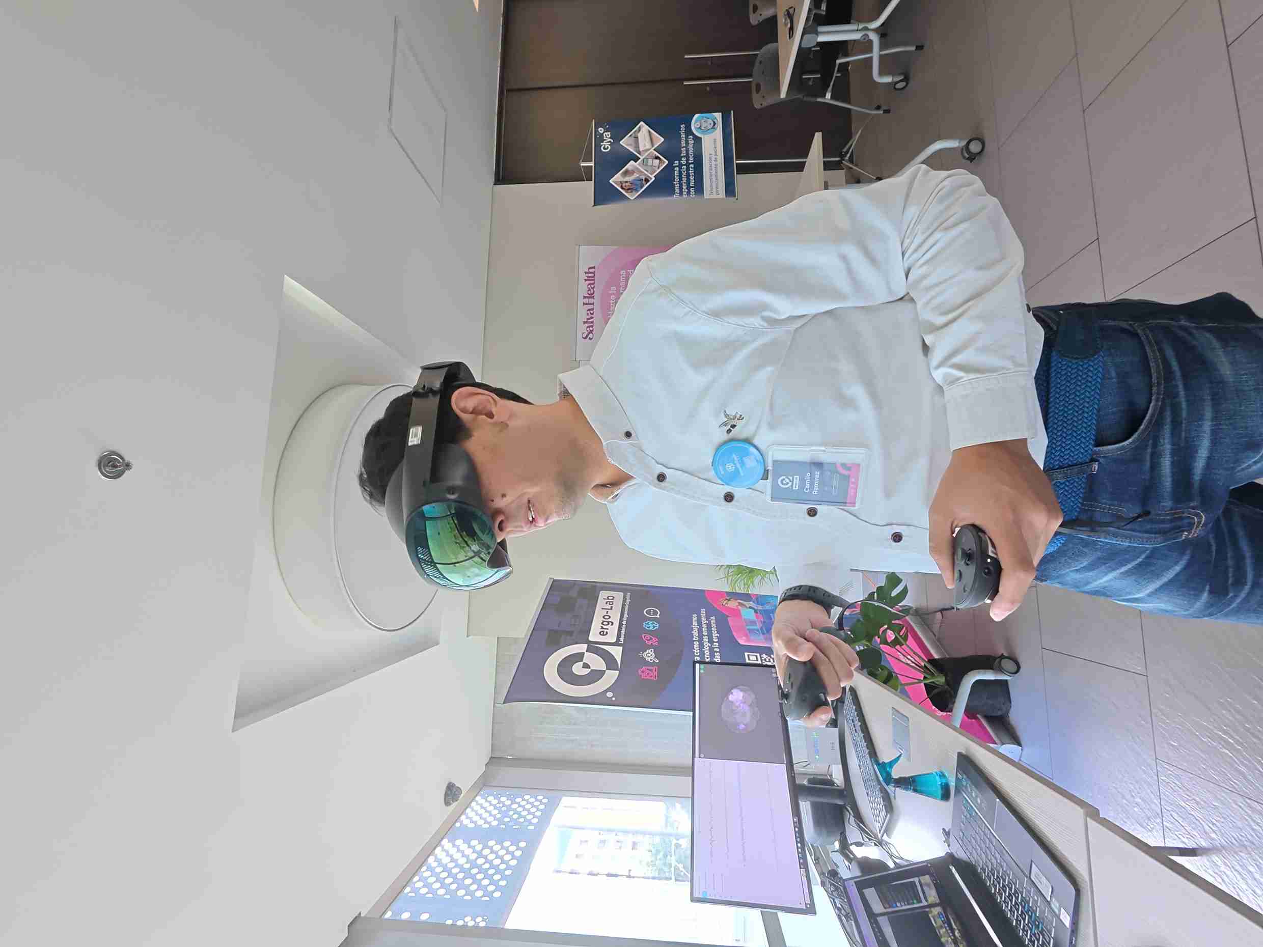 hombre-usando-un-visor-de-realidad-virtual-en-una-habitacion-inmerso-en-una-experiencia-digital.