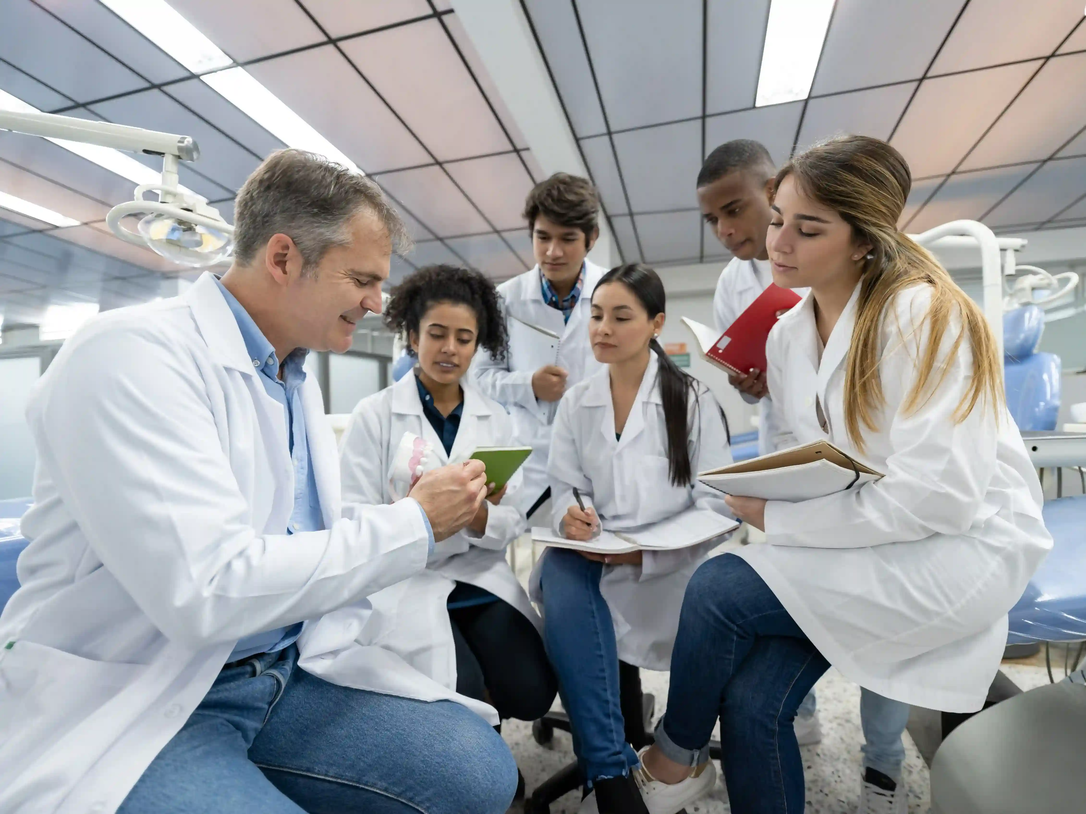 Profesionales de la salud en un hospital, colaborando y debatiendo sobre casos clínicos y procedimientos médicos.