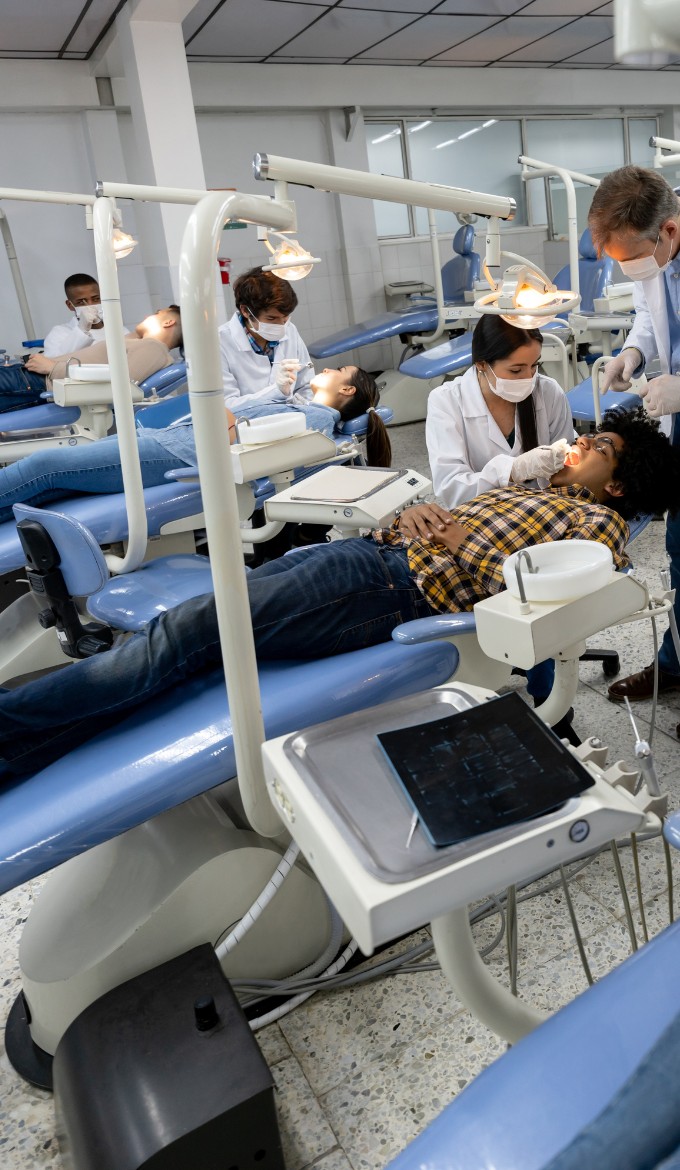 Mujer recibiendo un chequeo dental por parte de un dentista en un consultorio.