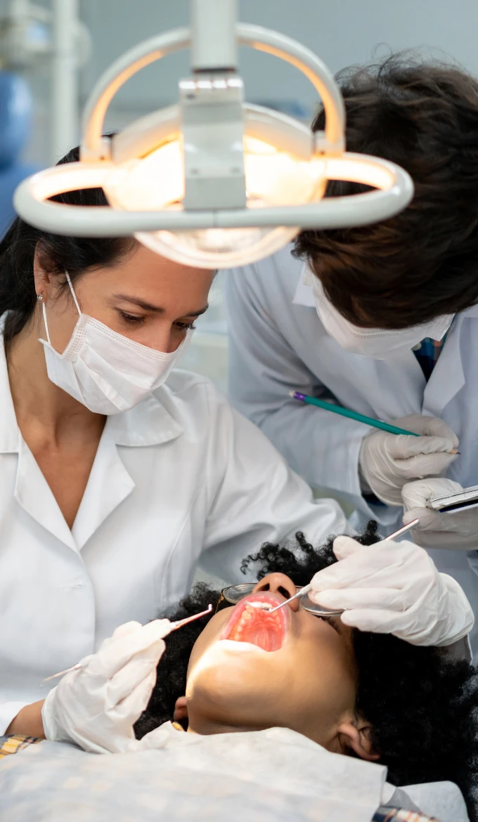 Dentista examina los dientes de un hombre en una clínica dental.