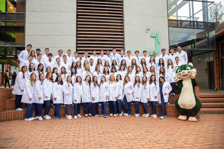 ceremonia-batas-blancas-medicina-universidad-elbosque