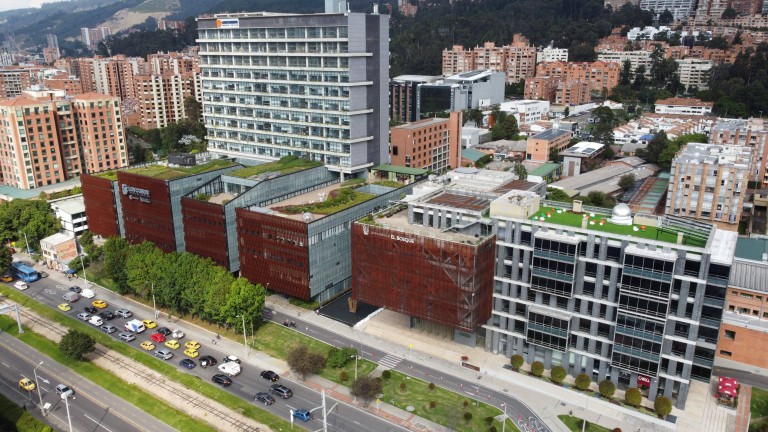 Toma aérea de la fachada de la Universidad El Bosque
