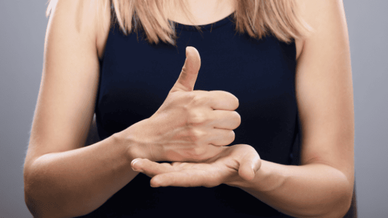 Una mujer hace una seña de aprobación con la mano. 