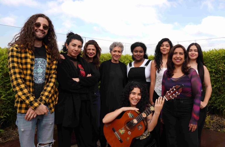 Equipo del proyecto y artistas que participaron en la canción “Por ser mayor”, iniciativa impulsada desde la Universidad El Bosque para reflexionar sobre el edadismo y la discriminación por edad en Colombia.