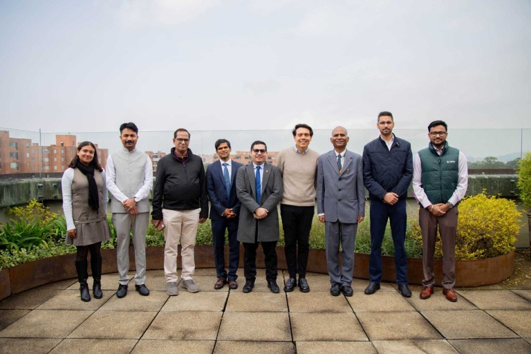Delegación de funcionarios electorales de India durante encuentro académico sobre sistemas de votación y gobernanza en la Universidad El Bosque, en Bogotá.