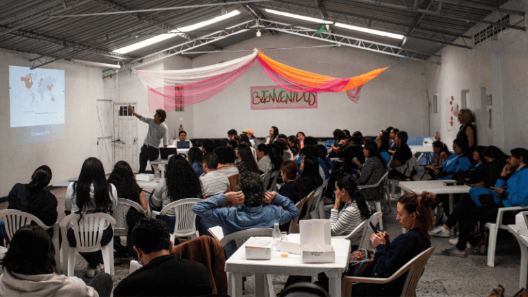 Participantes asisten a taller sobre salud comunitaria en la localidad de Kennedy, Bogotá