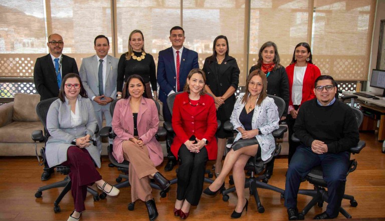 Directivos de la Universidad El Bosque y delegaciones académicas de Ecuador durante reunión exploratoria en Enfermería.