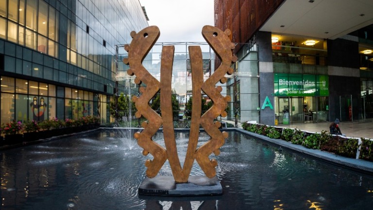 Escultura en el campus de la Universidad El Bosque en Bogotá, institución reconocida por el Distrito por sus acciones en equidad de género.