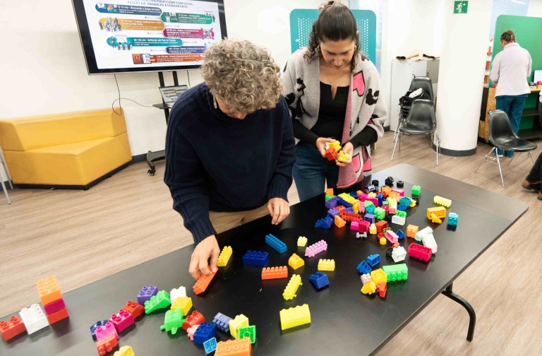 Investigadores de la Facultad de Enfermería de la Universidad El Bosque usan LEGO para formular proyectos de investigación colaborativa en salud.