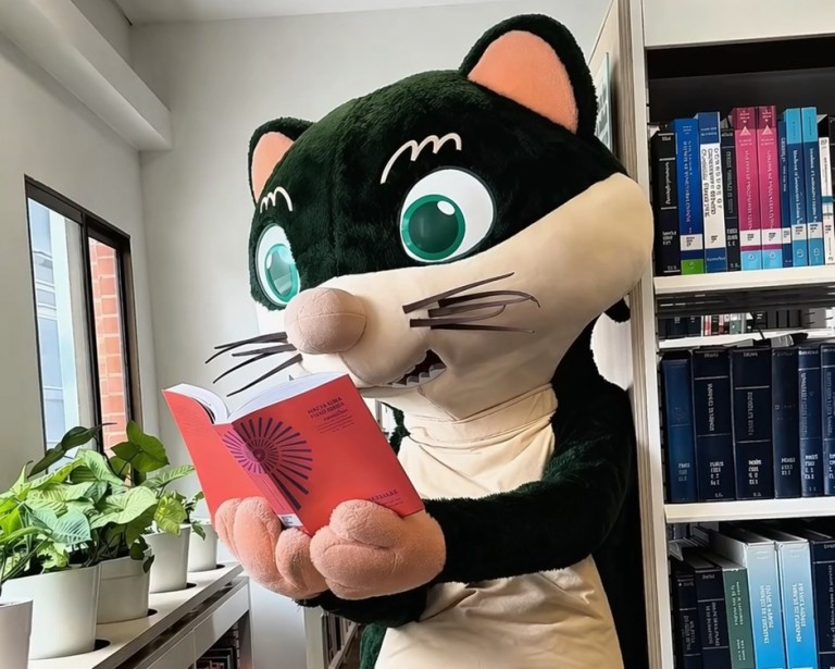 Tita lee un libro en la Biblioteca Juan Roa Vásquez de la Universidad El Bosque.