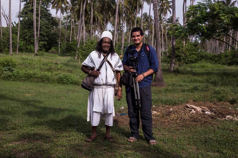 El realizador arhuaco Amado Villafaña y el profesor Sebastián Gómez Ruiz de la Universidad El Bosque durante el rodaje de Wási en la Sierra Nevada de Santa Marta, Colombia.