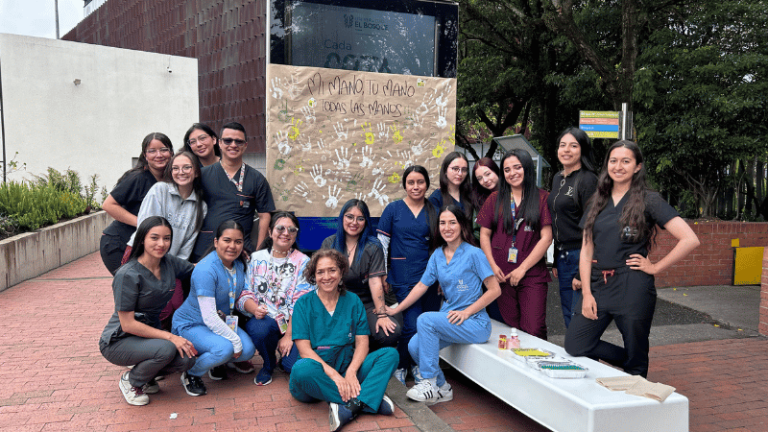 Estudiantes y docente de la Universidad El Bosque en actividad colaborativa.