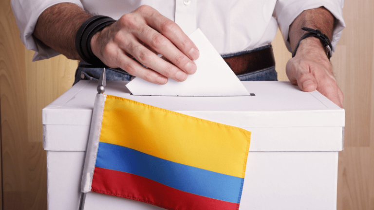Persona ejerciendo su derecho al voto