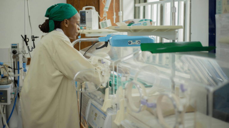 Profesional de enfermería atiende a un paciente en una unidad de cuidados intensivos neonatales en Colombia, escena que refleja la crisis del talento humano en el sistema de salud.