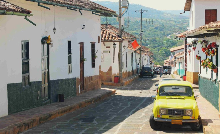 Calle empedrada del centro histórico de Barichara, Santander, el municipio donde la Universidad El Bosque estudia la cuenca de la quebrada La Paramera