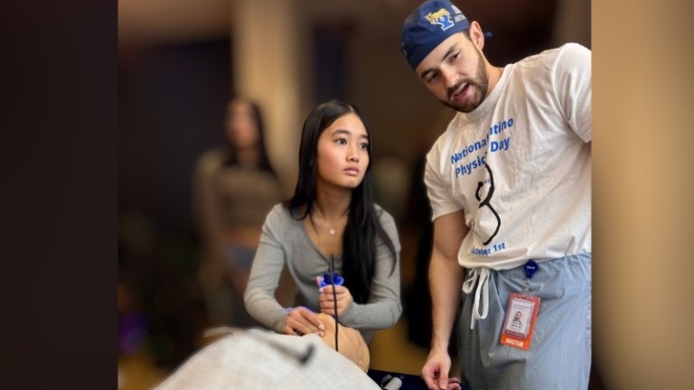 Sebastián Amaya enseña manejo de vía aérea a una estudiante durante la jornada National Latino Physician Day en la Universidad de Yale