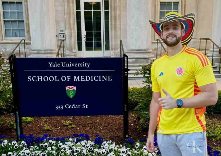 Sebastián Amaya frente a la Escuela de Medicina de la Universidad de Yale