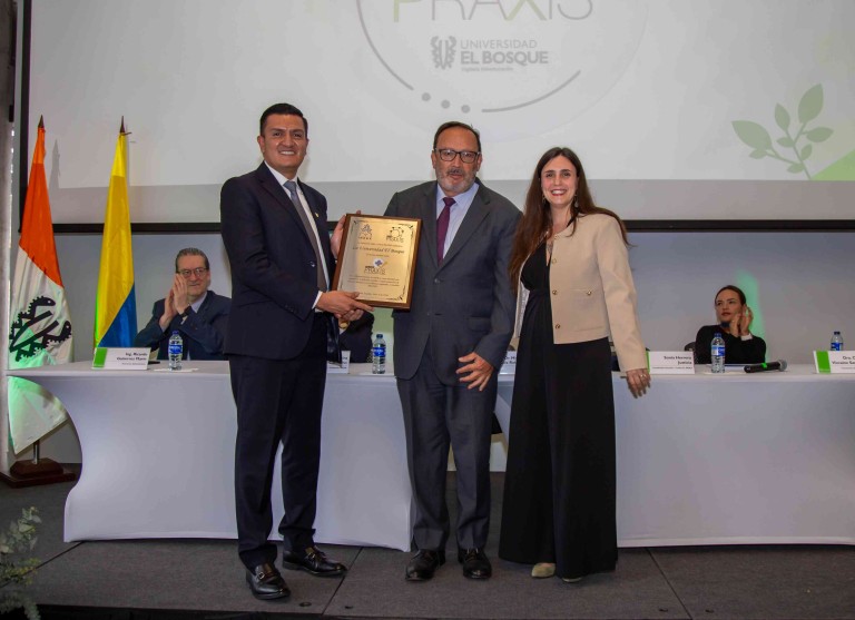 irectivos de la Universidad El Bosque reciben la placa de certificación como Centro PRAXIS de la Fundación Index