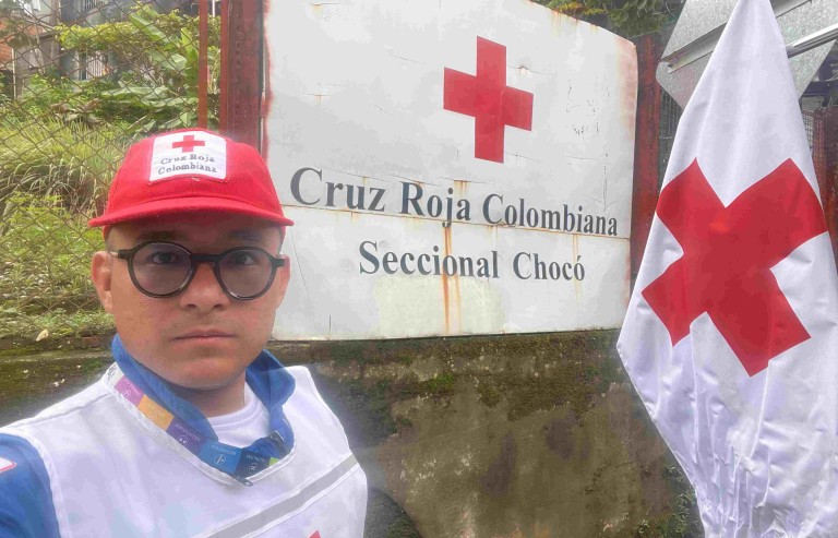 Esteban Zabala, docente de la Universidad El Bosque, con uniforme de voluntario de la Cruz Roja Colombiana frente a la sede de la seccional Chocó