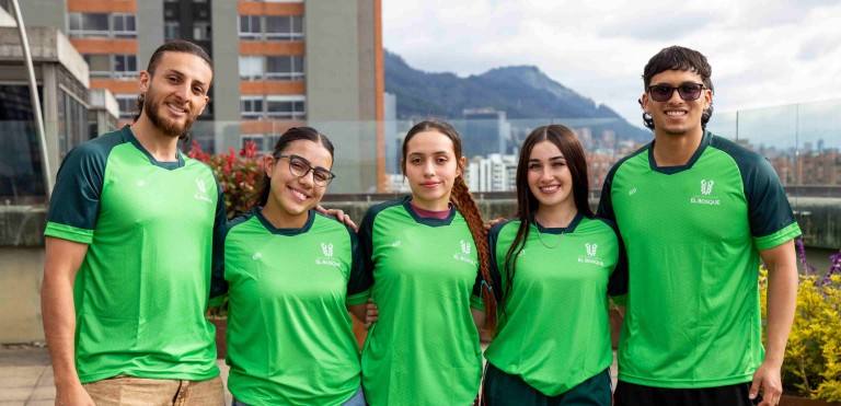 Cinco deportistas de la Universidad El Bosque, con la camiseta verde institucional, antes de viajar a los Juegos ASCUN 2026.