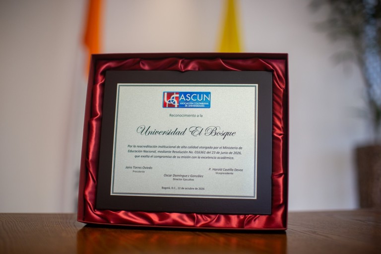 Placa de ASCUN que reconoce a la Universidad El Bosque por la reacreditación institucional de alta calidad