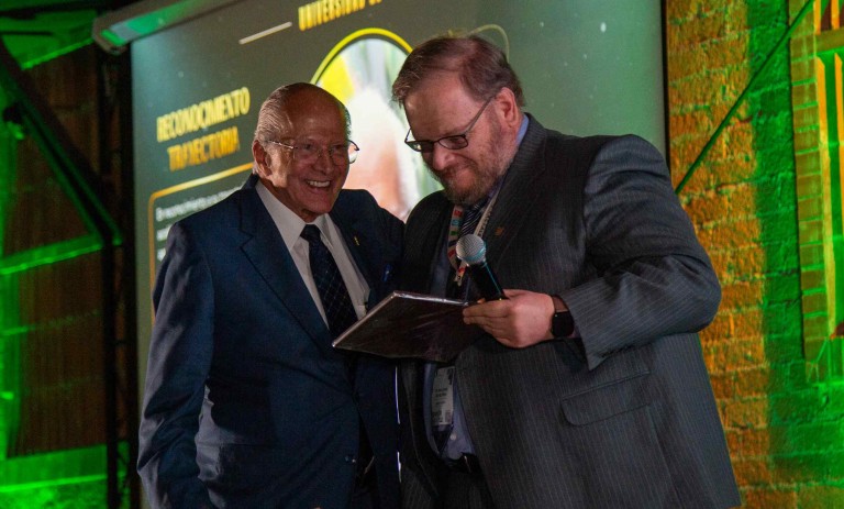 El Dr. Luis Fernán Isaza Henao recibe el Reconocimiento a la trayectoria