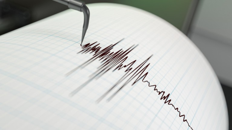 Sismógrafo que registra las ondas de un movimiento sísmico sobre una gráfica.