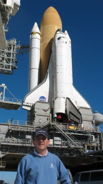 Iván Ramírez Atehortúa frente al transbordador espacial Discovery en la plataforma de lanzamiento del Centro Espacial Kennedy