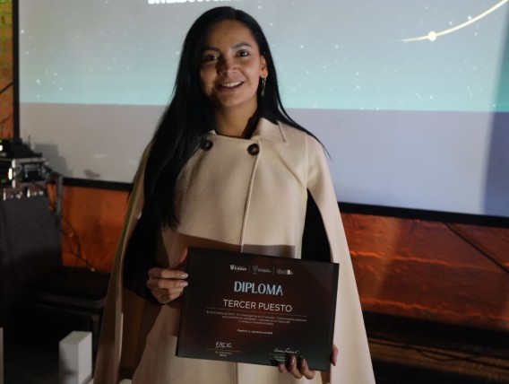 Sofía Elizabeth Muñoz Medina con el diploma del tercer lugar del II Concurso 3MT de la Universidad El Bosque.
