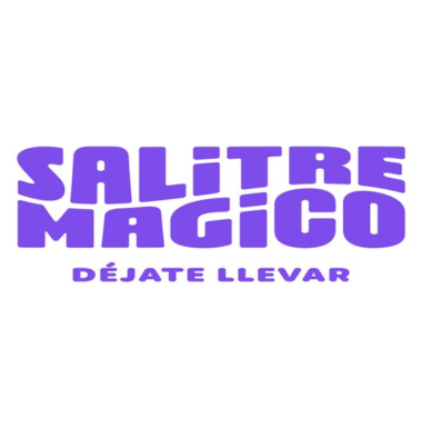 Logo con letras en color morado, con las palabras "Salitre Magico. Déjate llevar"