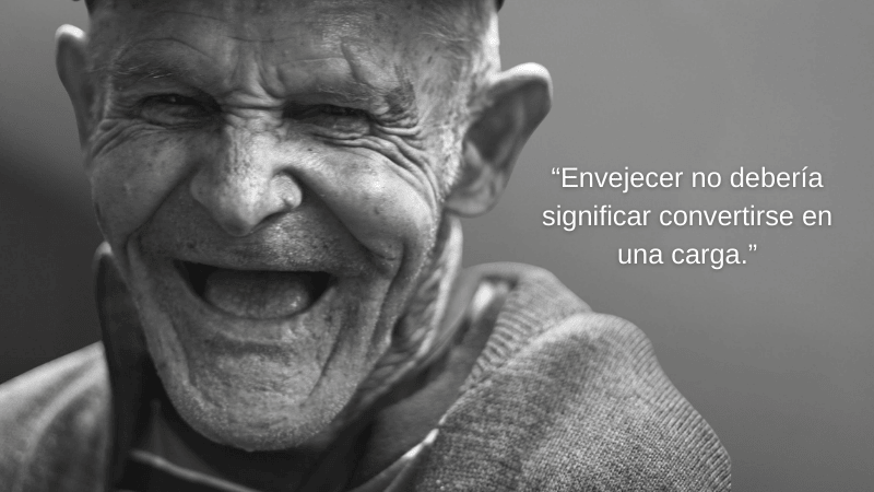 Adulto mayor sonriente junto a una frase sobre envejecimiento y valor social en el debate sobre edadismo abordado por la Universidad El Bosque.