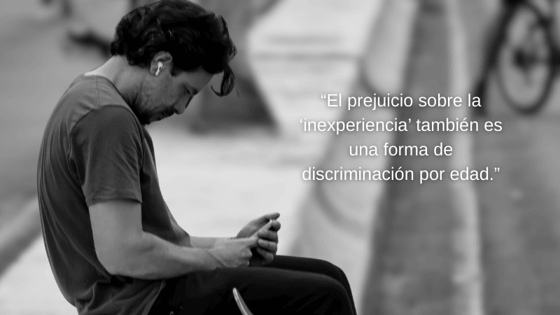 Joven reflexivo junto a una frase sobre el prejuicio de la inexperiencia y la discriminación por edad abordada por la Universidad El Bosque.
