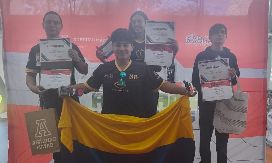 Equipo de la Universidad El Bosque durante la premiación en ROBGAM Robotics 2026 en México