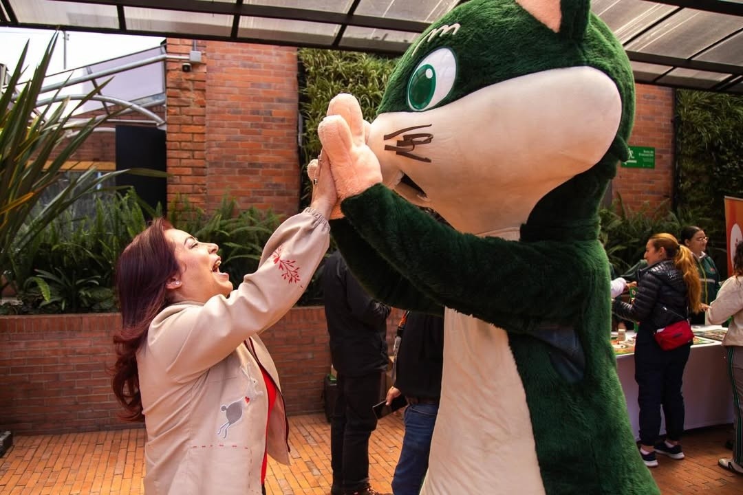 Docente y Tita en la inducción a docentes