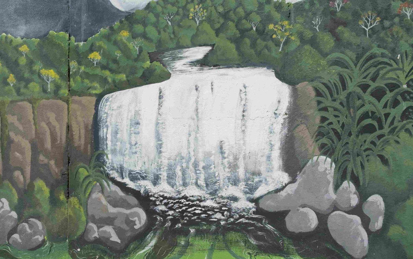 Mural pintado por la comunidad de Los Linderos en la Sierra Nevada de Santa Marta que representa una cascada rodeada de selva, parte del registro artístico del proyecto Ríos Viajeros de la Universidad El Bosque