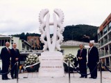 Imagen de los fundadores de la Universidad El Bosque en la inauguración de la estatua de la serpiente