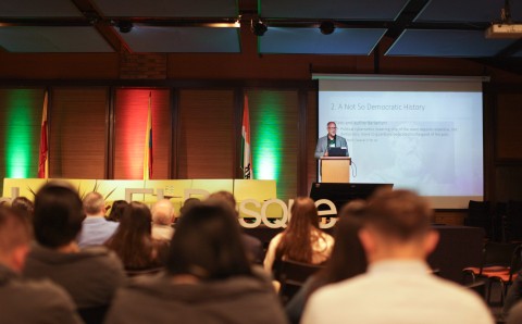 conferencia-ai-politics-democracy-in-danger-universidad-elbosque